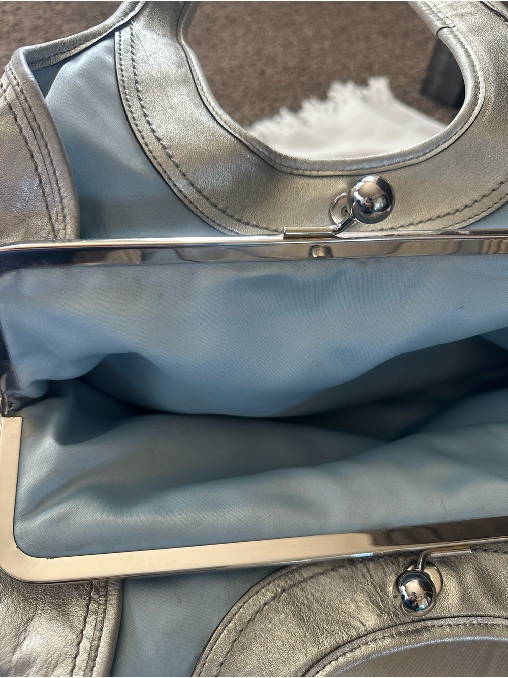 Coach Silver Leather Shoulder Bag with Kiss-Lock Frame - Picture 13 of 14